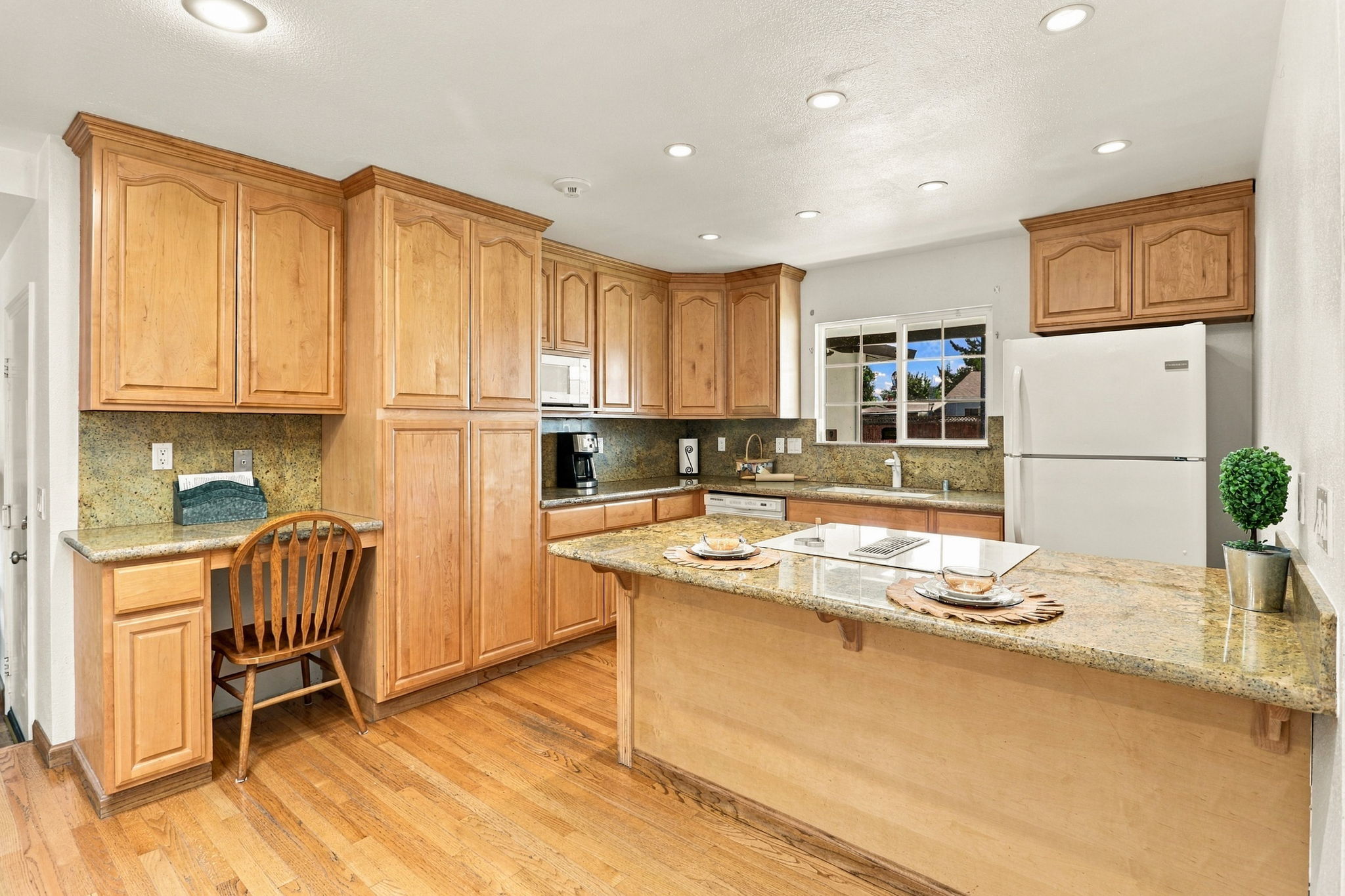 Kitchen Desk & 3-Seat Breakfast Bar