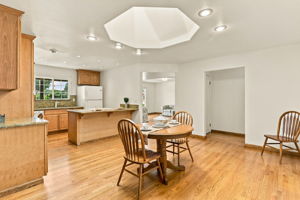MADE for ENTERTAINING Open Floor Plan from Living Rm-Kitchen-Formal Dining-Family Room!