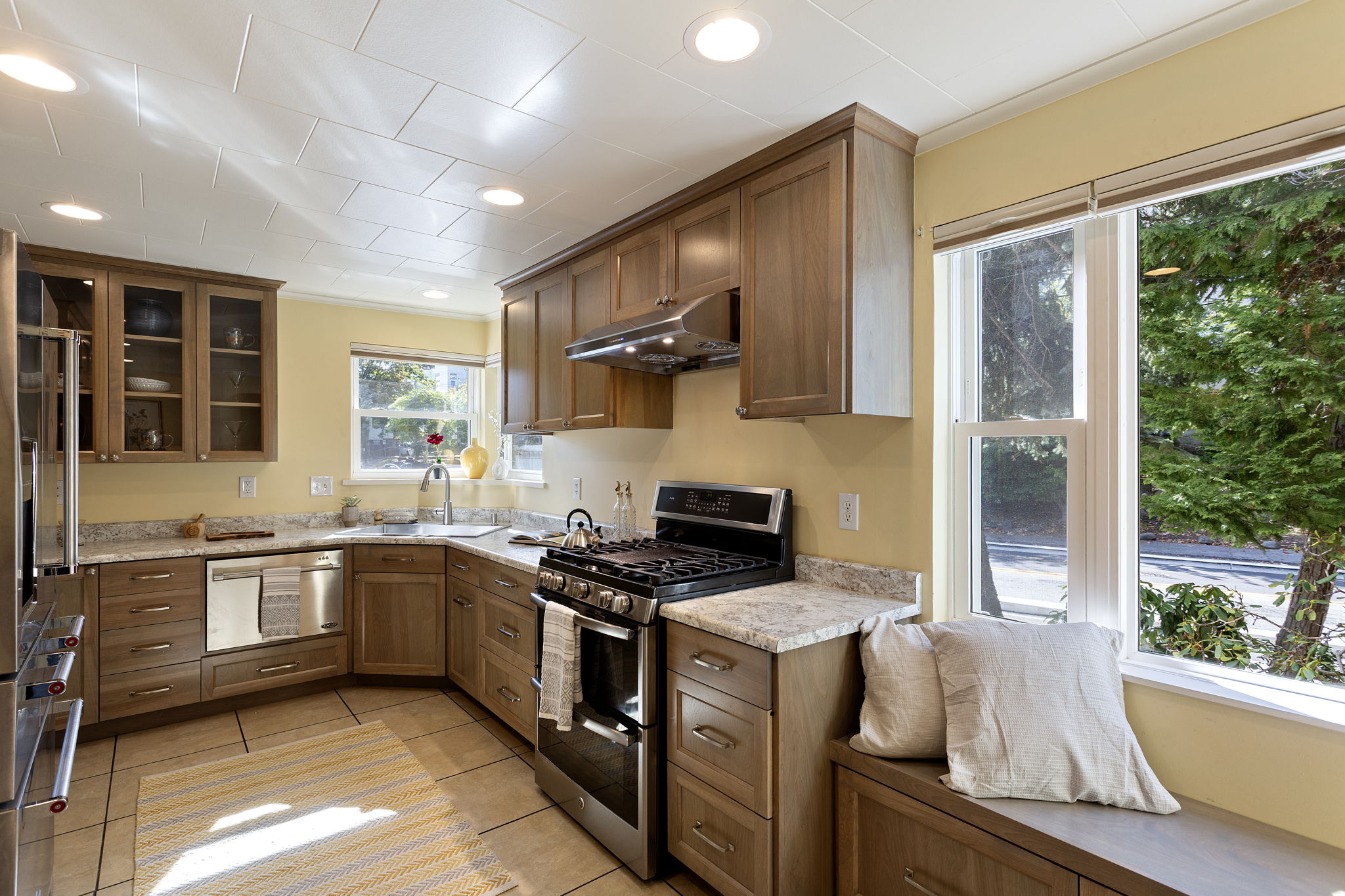5.	Corner windows draw in light and leafy views; a built-in bench adds comfort, charm, and extra function.