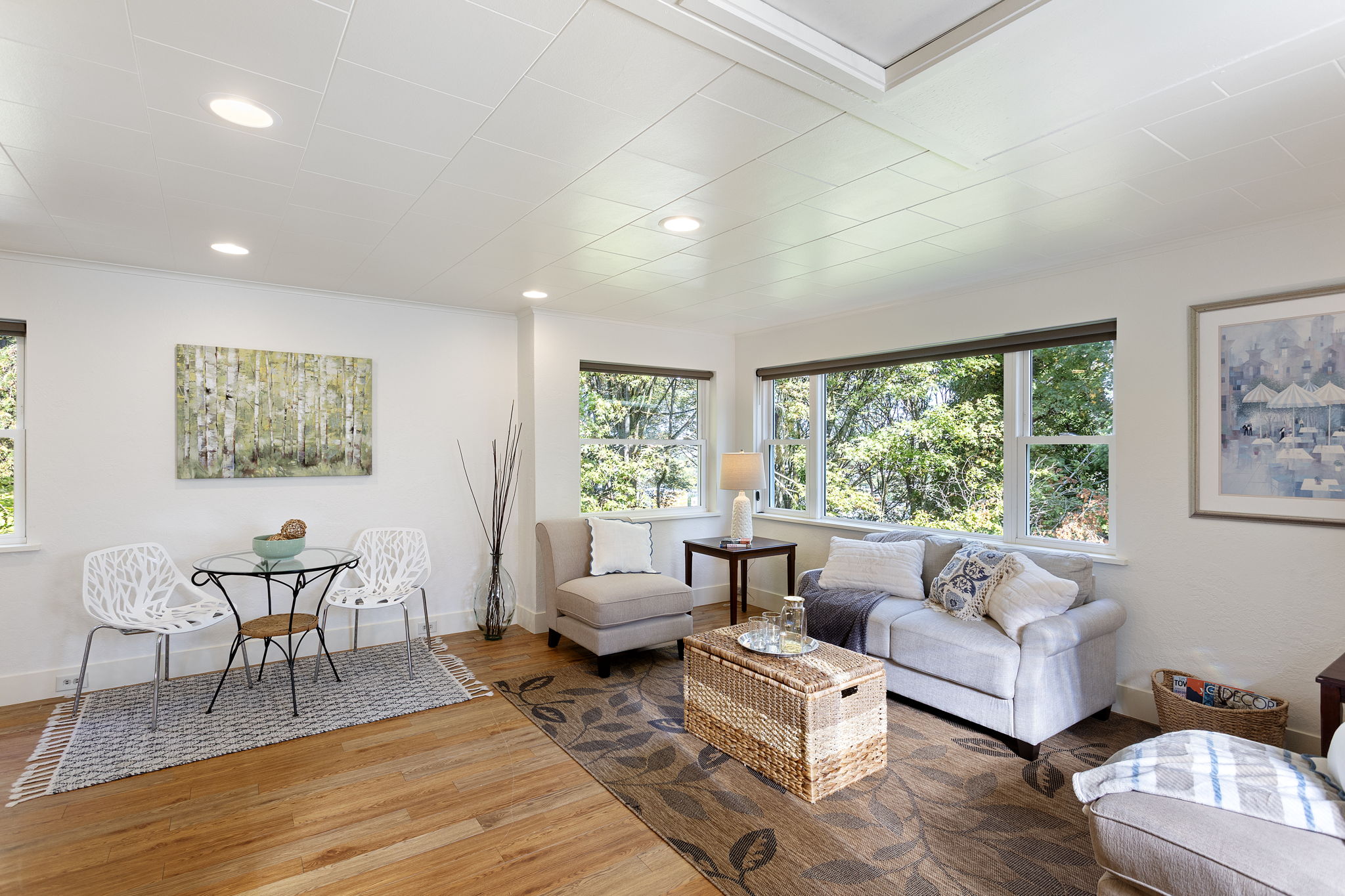 A canopy of green surrounds the room—frequent visits from eagles, hawks, and falcons only add to the treehouse feel.