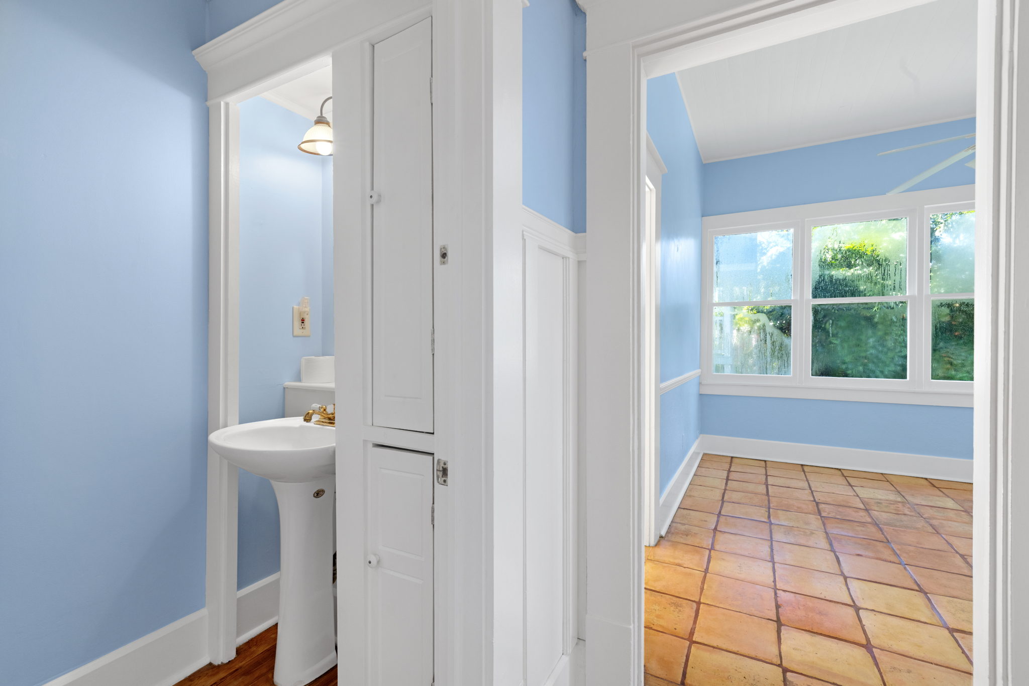Guest Bathroom 1-1
