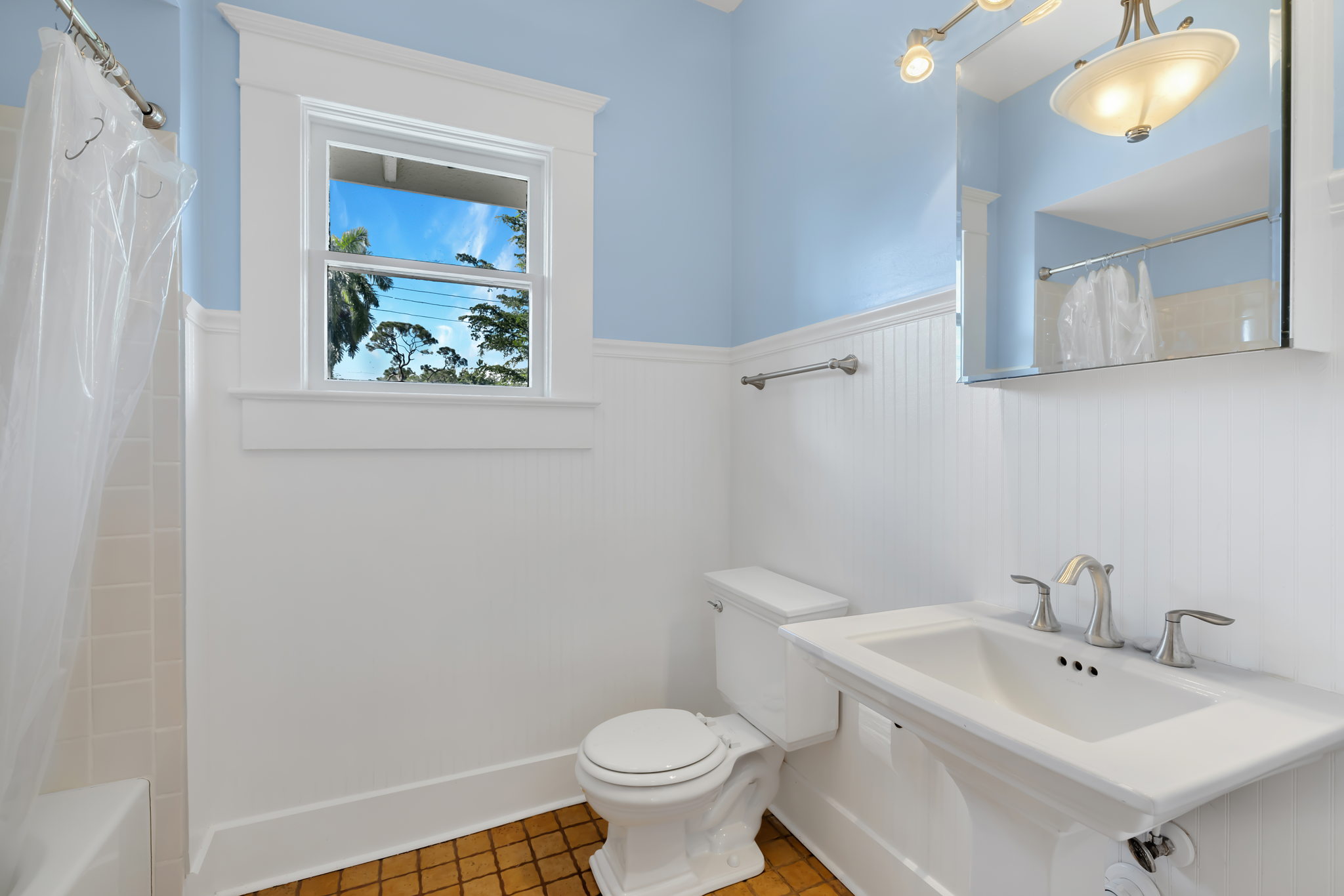 Guest Bathroom 2-1