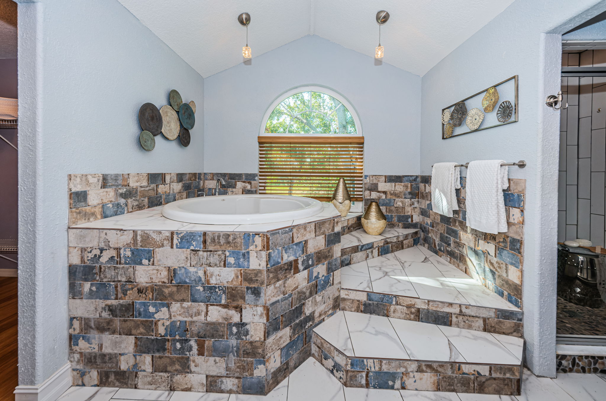 Upper Level Master Bathroom1c