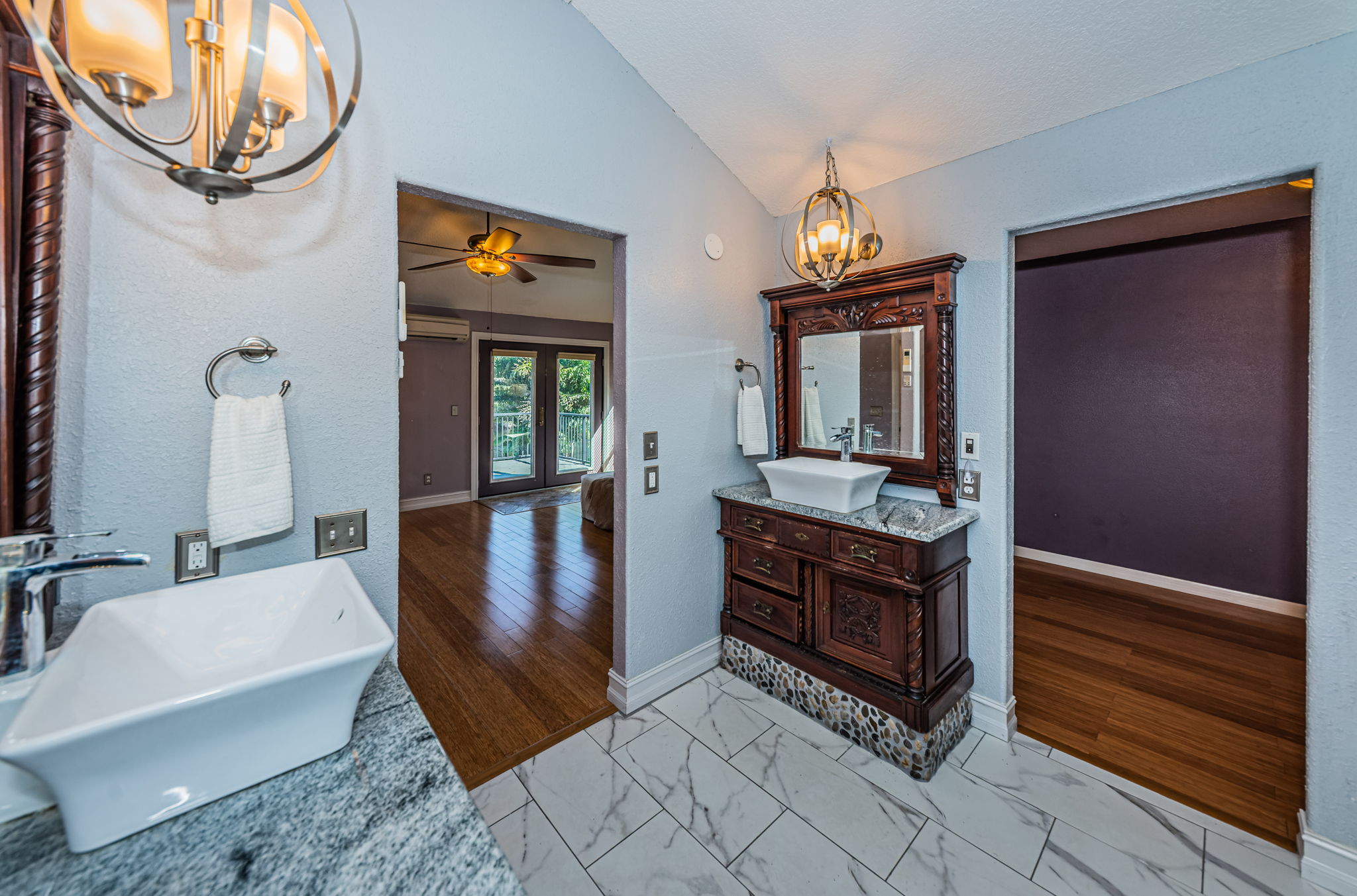 Upper Level Master Bathroom1h