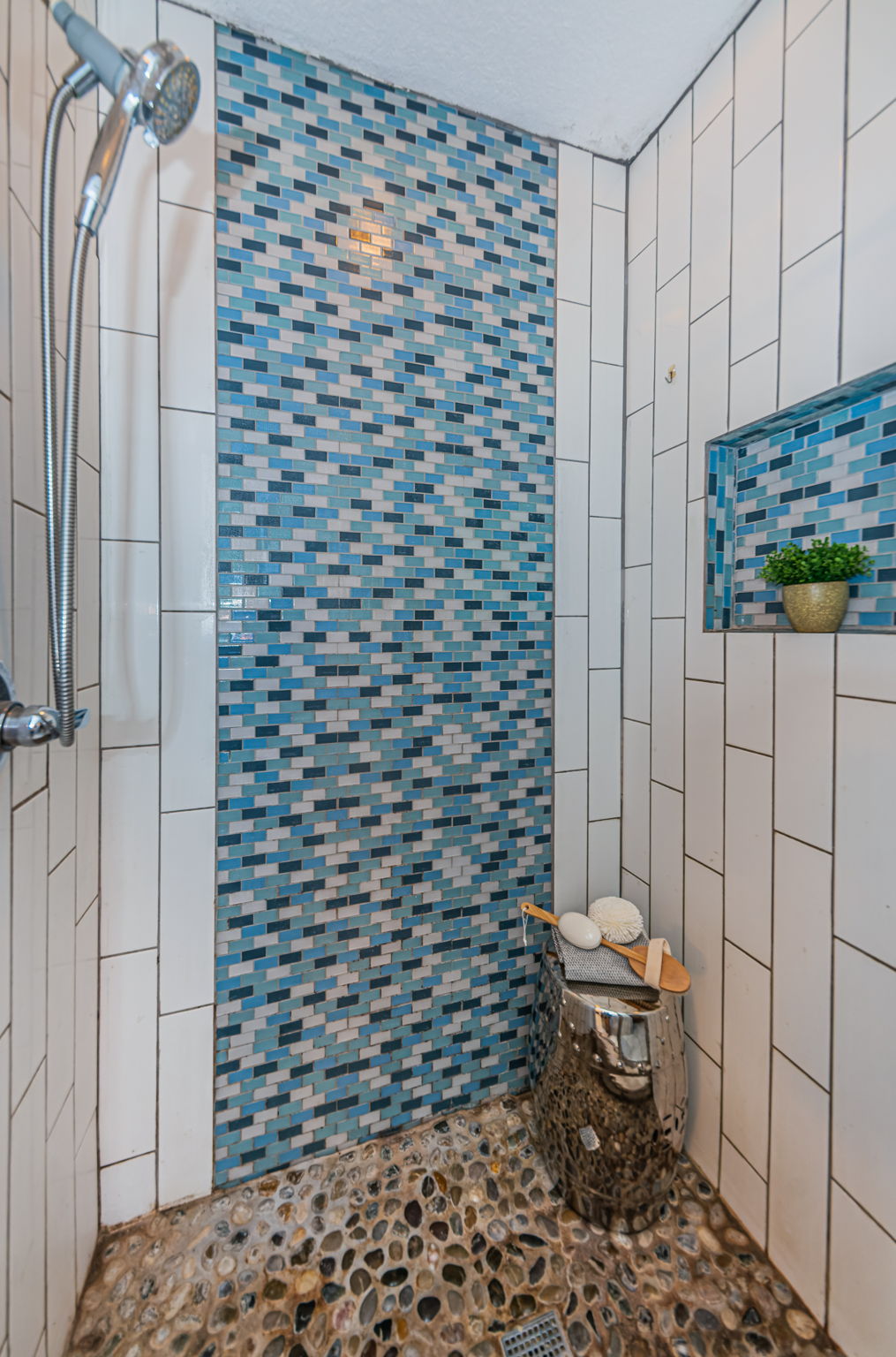 Upper Level Master Bathroom1f