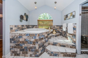 Upper Level Master Bathroom1c