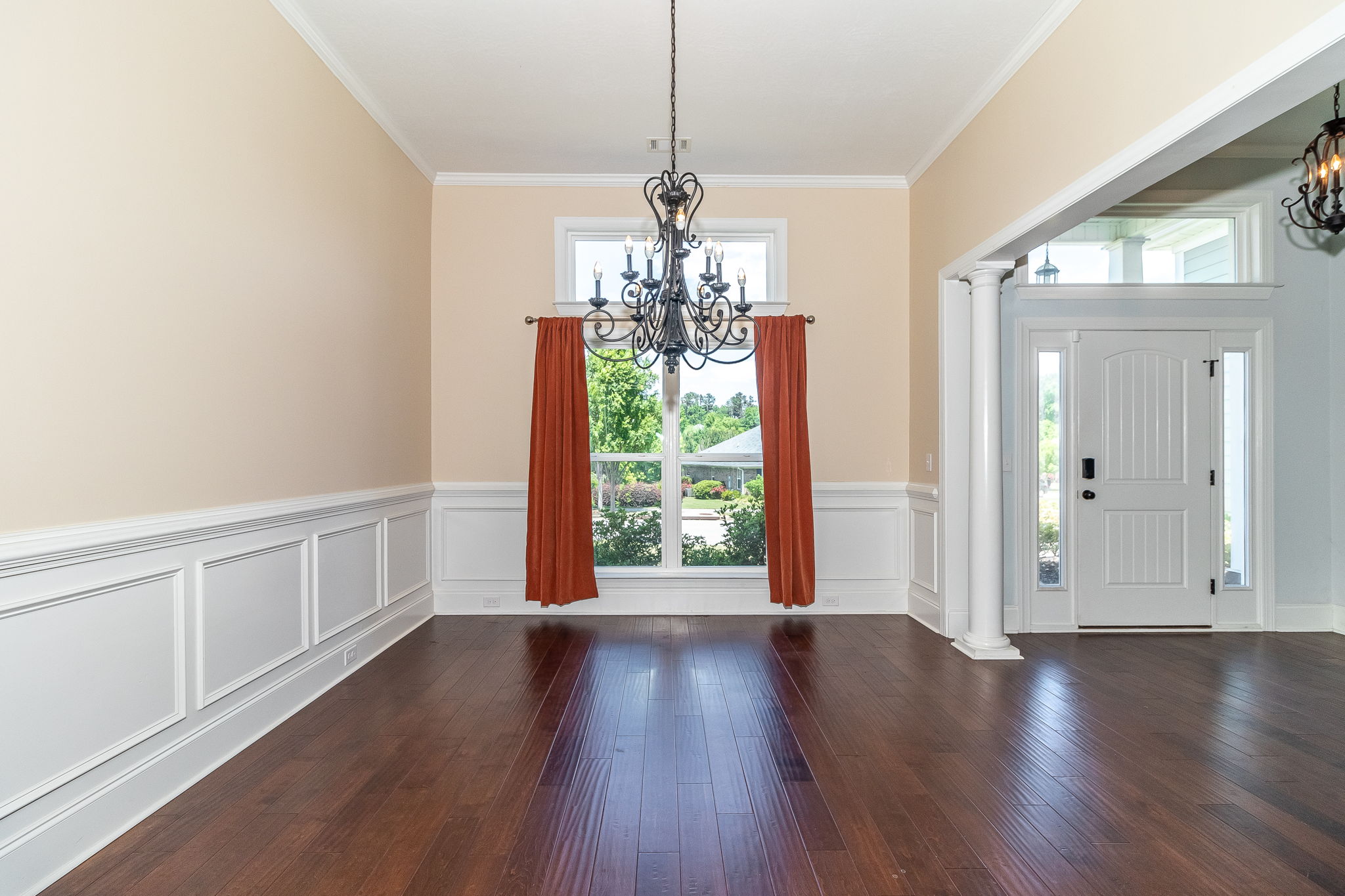 Dining Room/Entryway