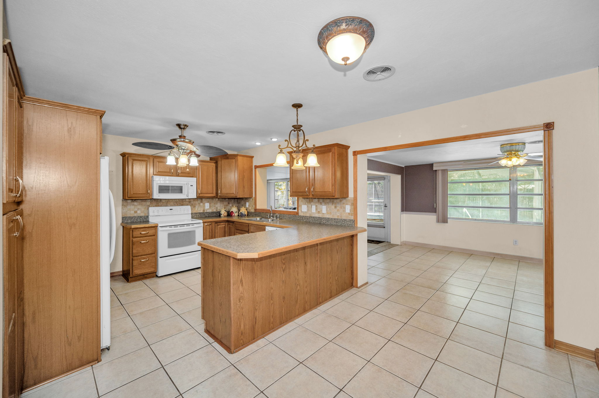 Kitchen Eat-in Area1