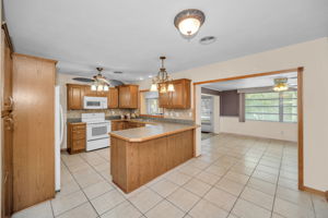 Kitchen Eat-in Area1