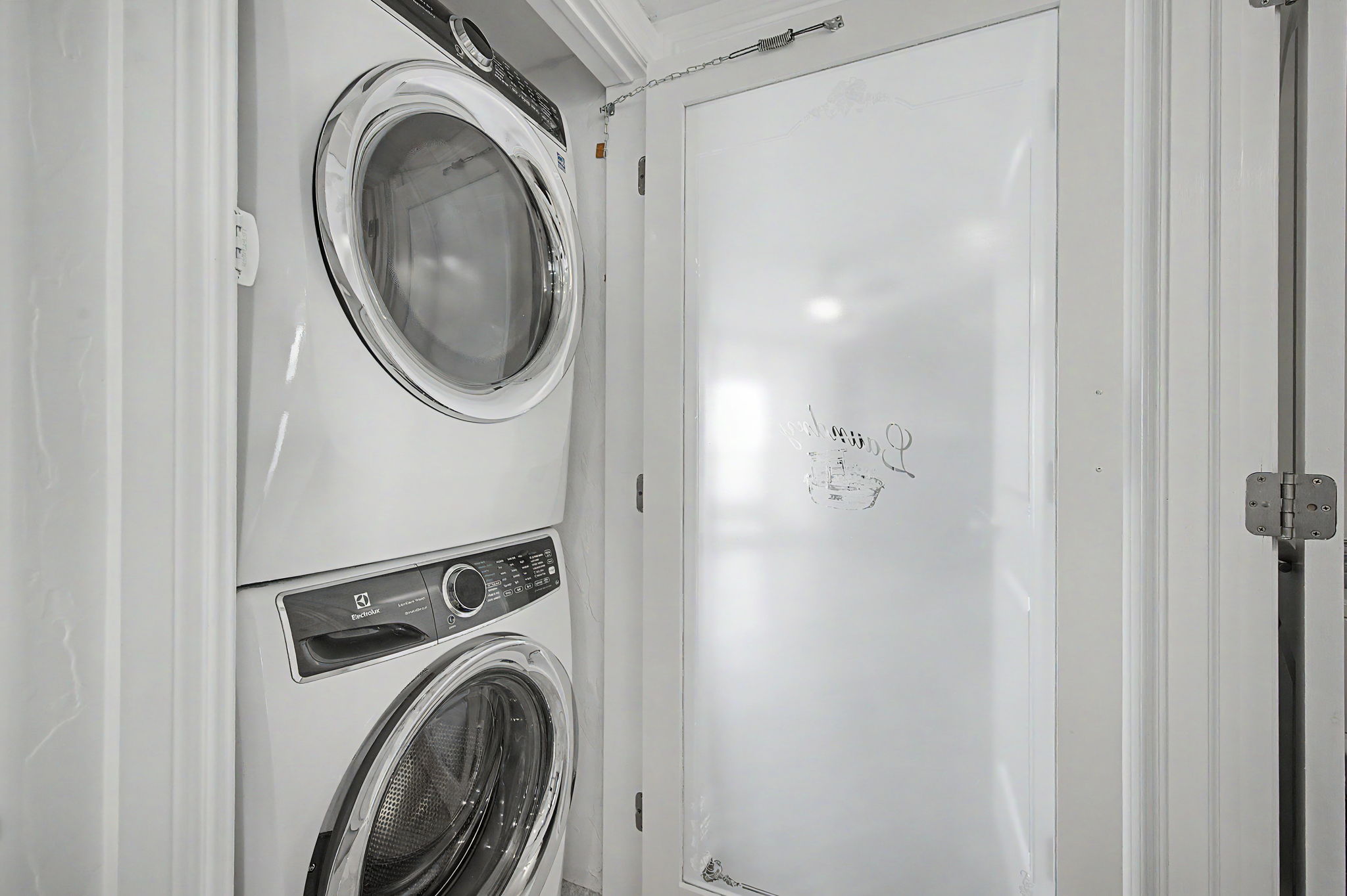 Laundry Room1b