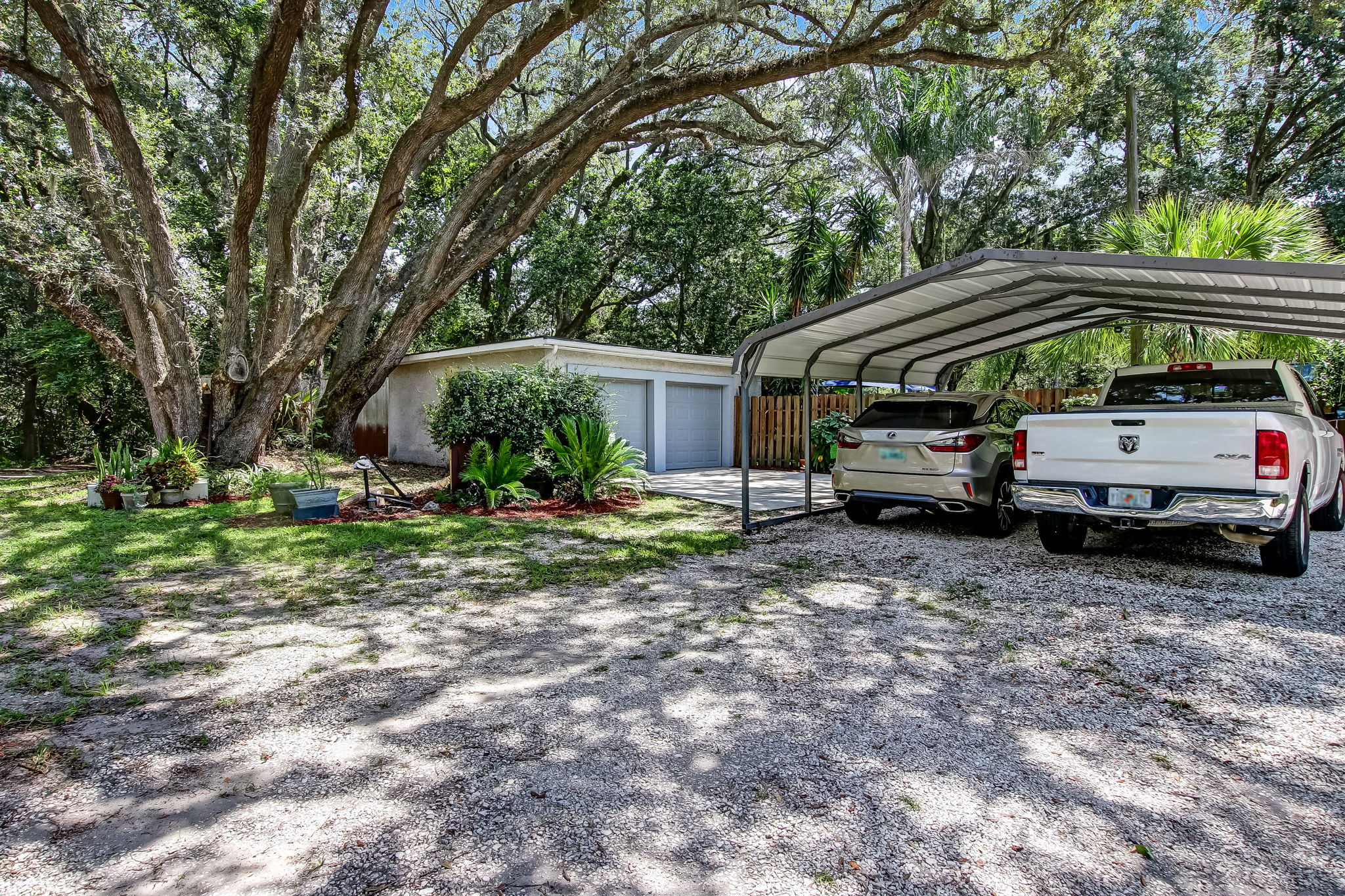 Carport / Garage