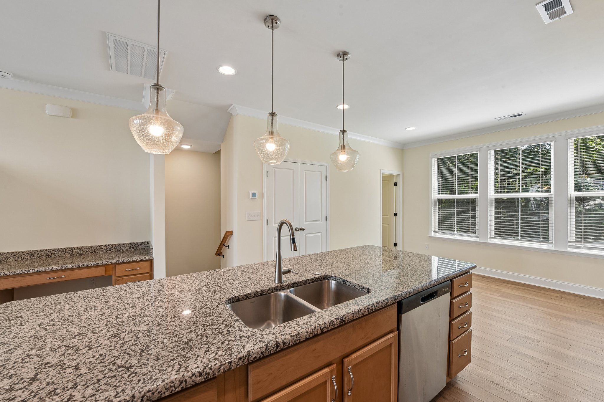 Simoneaux Ln-S2508-013.jpg
