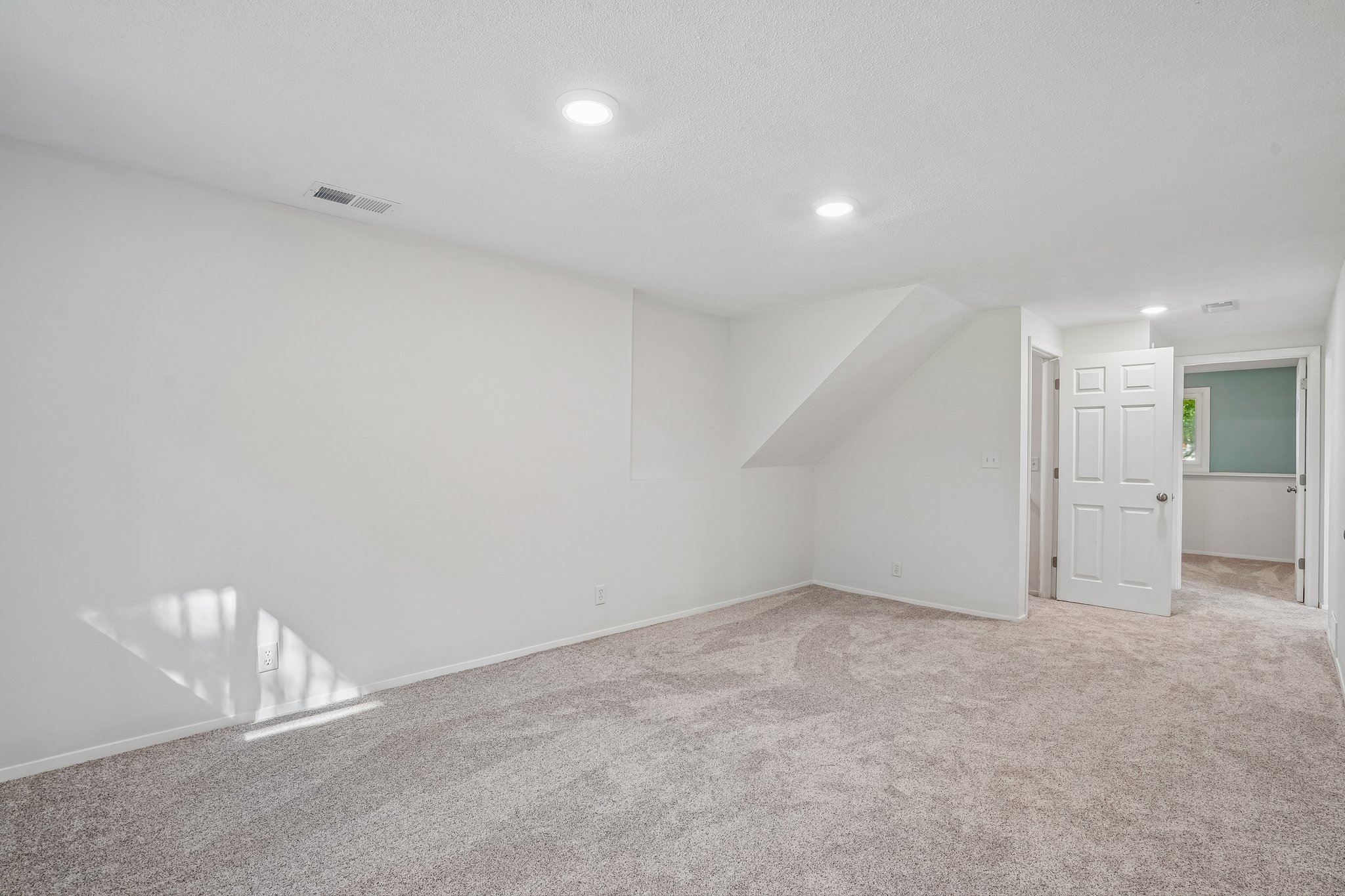 Jackson St NE-S2409-027.jpg