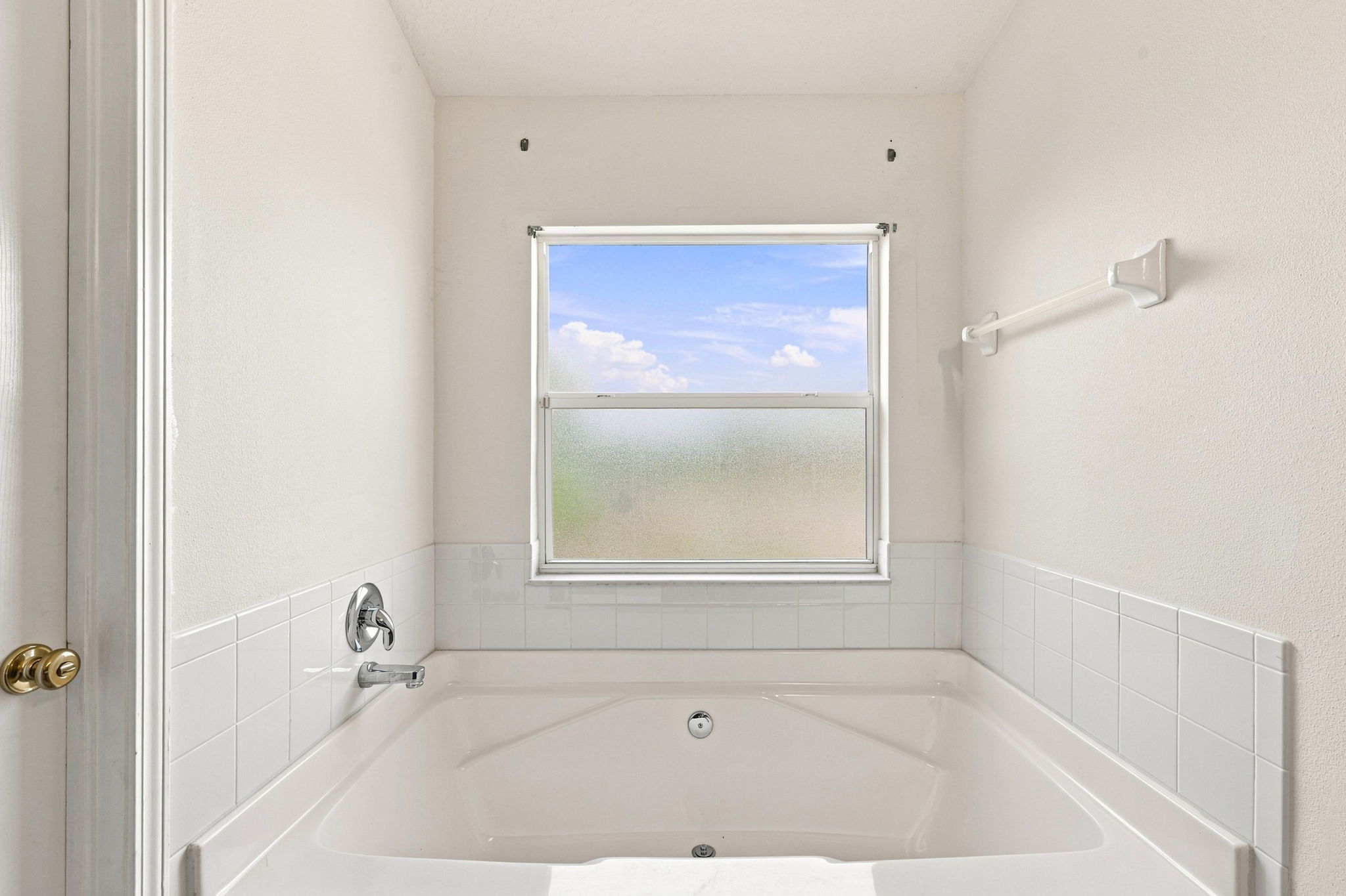 Upper Level Bathroom1b