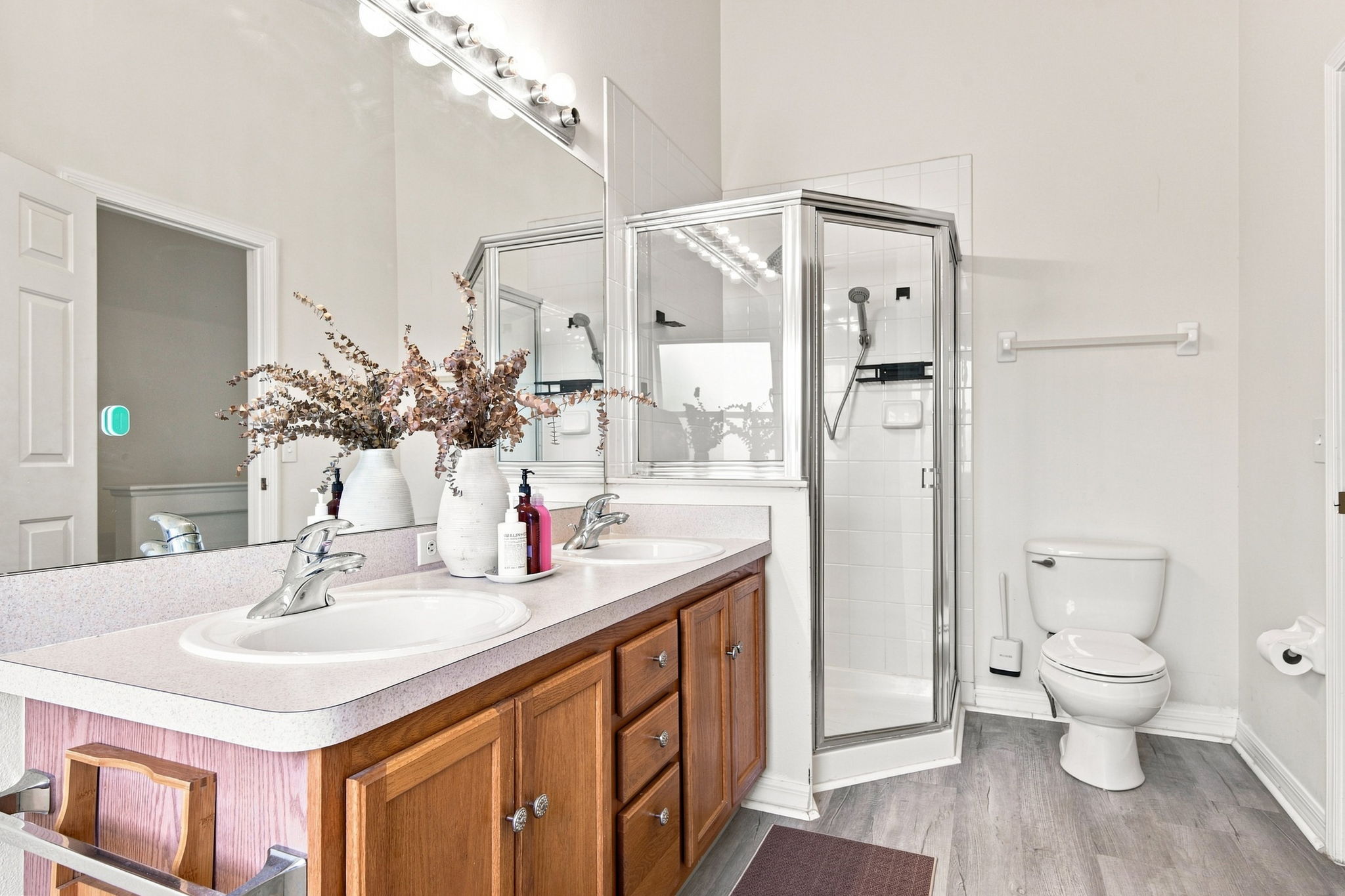Upper Level Bathroom1c