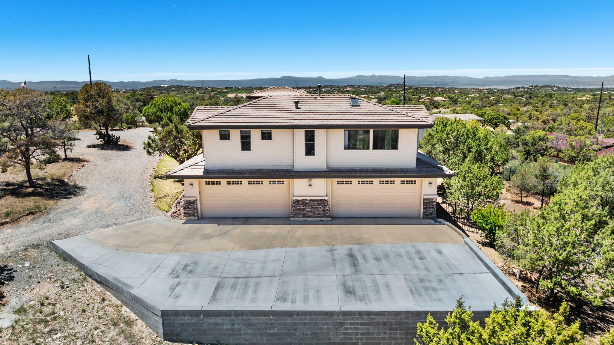 Detached Garage and Guesthouse