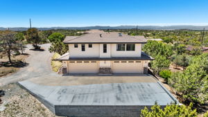 Detached Garage and Guesthouse