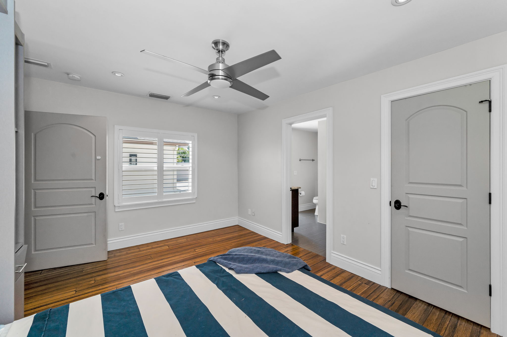 Guest Bedroom5b