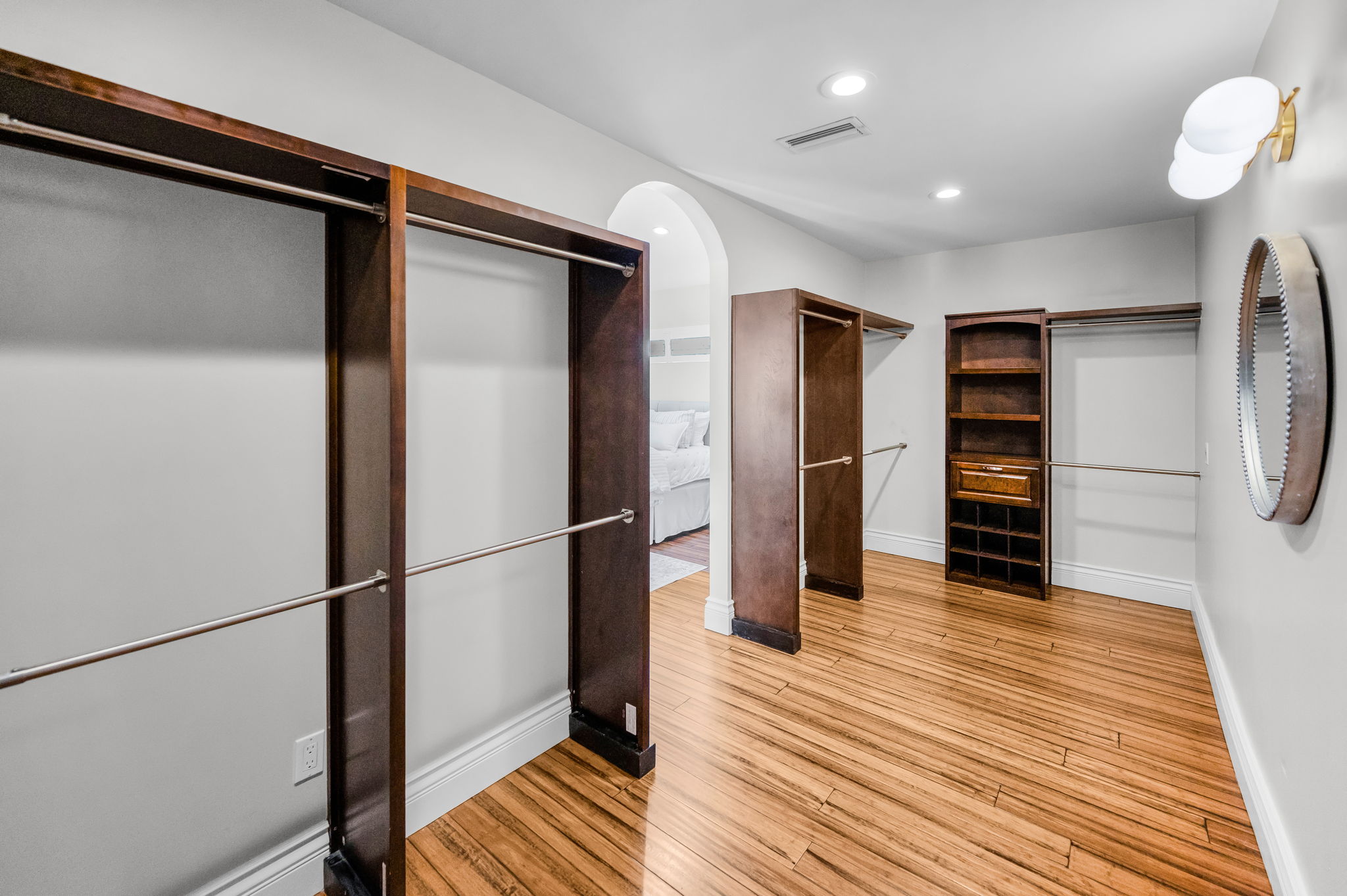 Master Bedroom Walk-in Closet1b