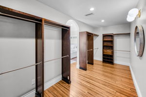 Master Bedroom Walk-in Closet1b