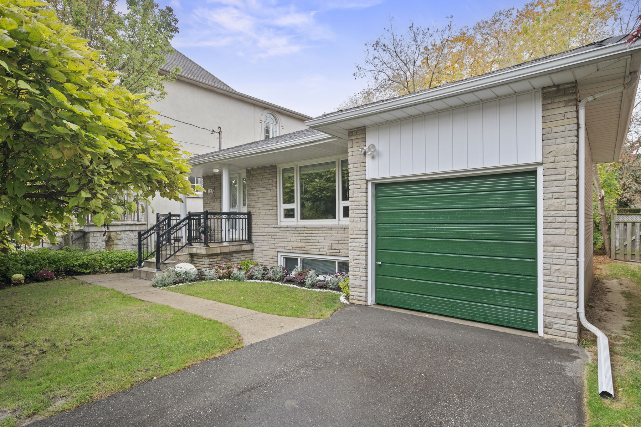 132 Grey Rd Toronto, ON M5M 4G1