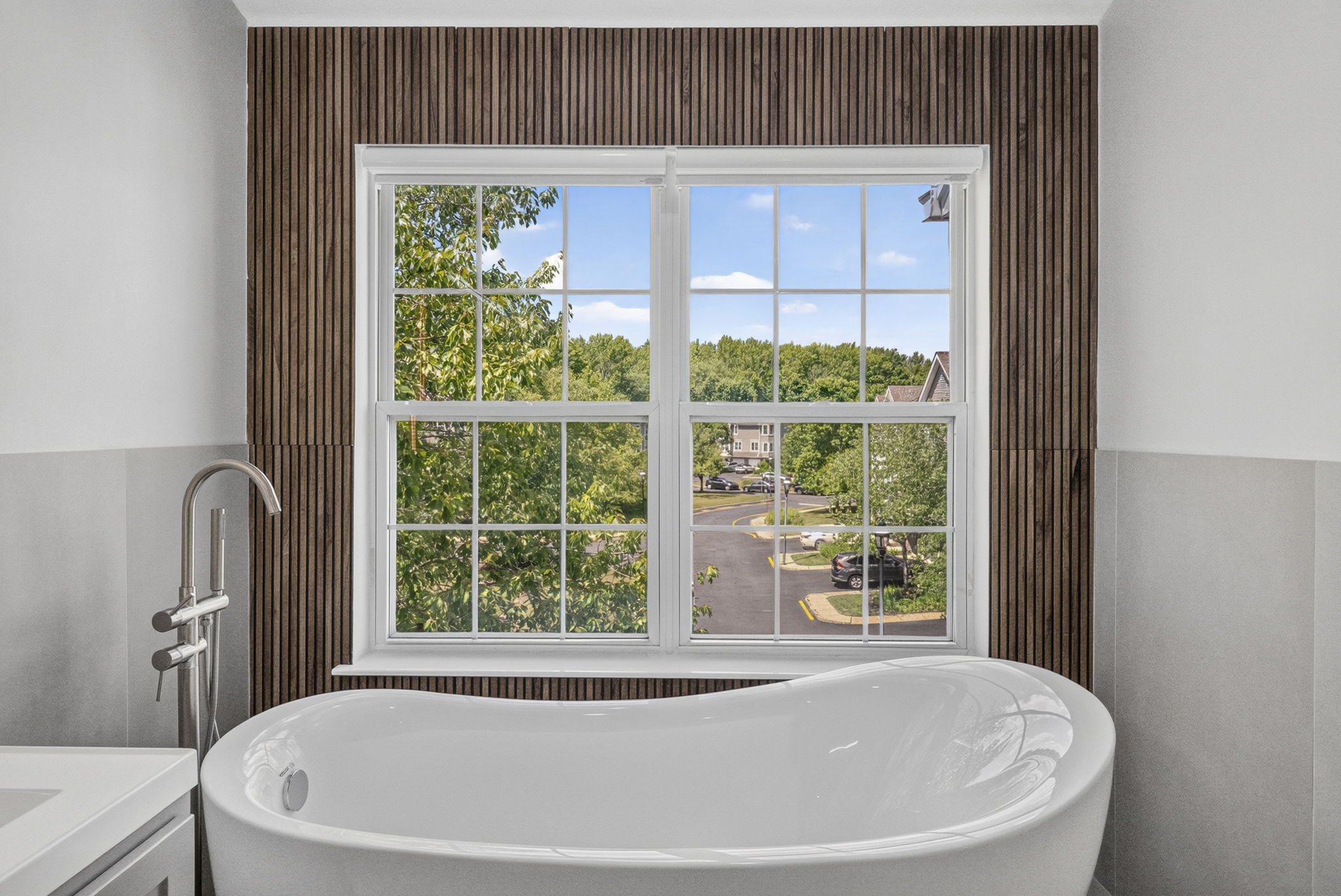 Expansive Soaking Tub with accent wall