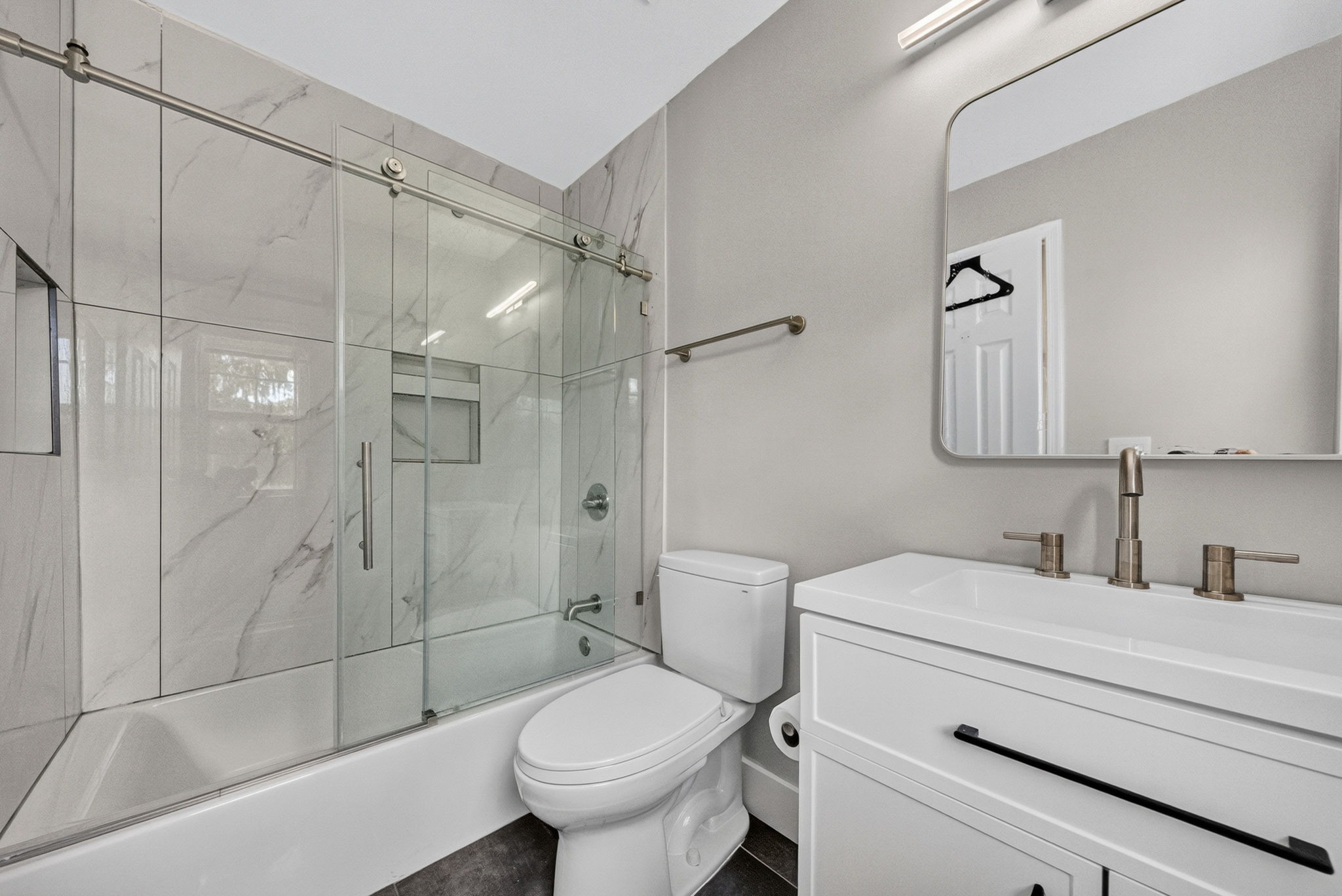 Full Bathroom 2