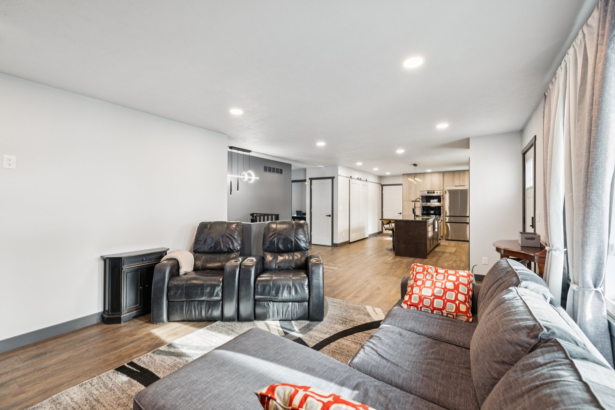 7648 - 1320 Darwin St_007 (2).jpg