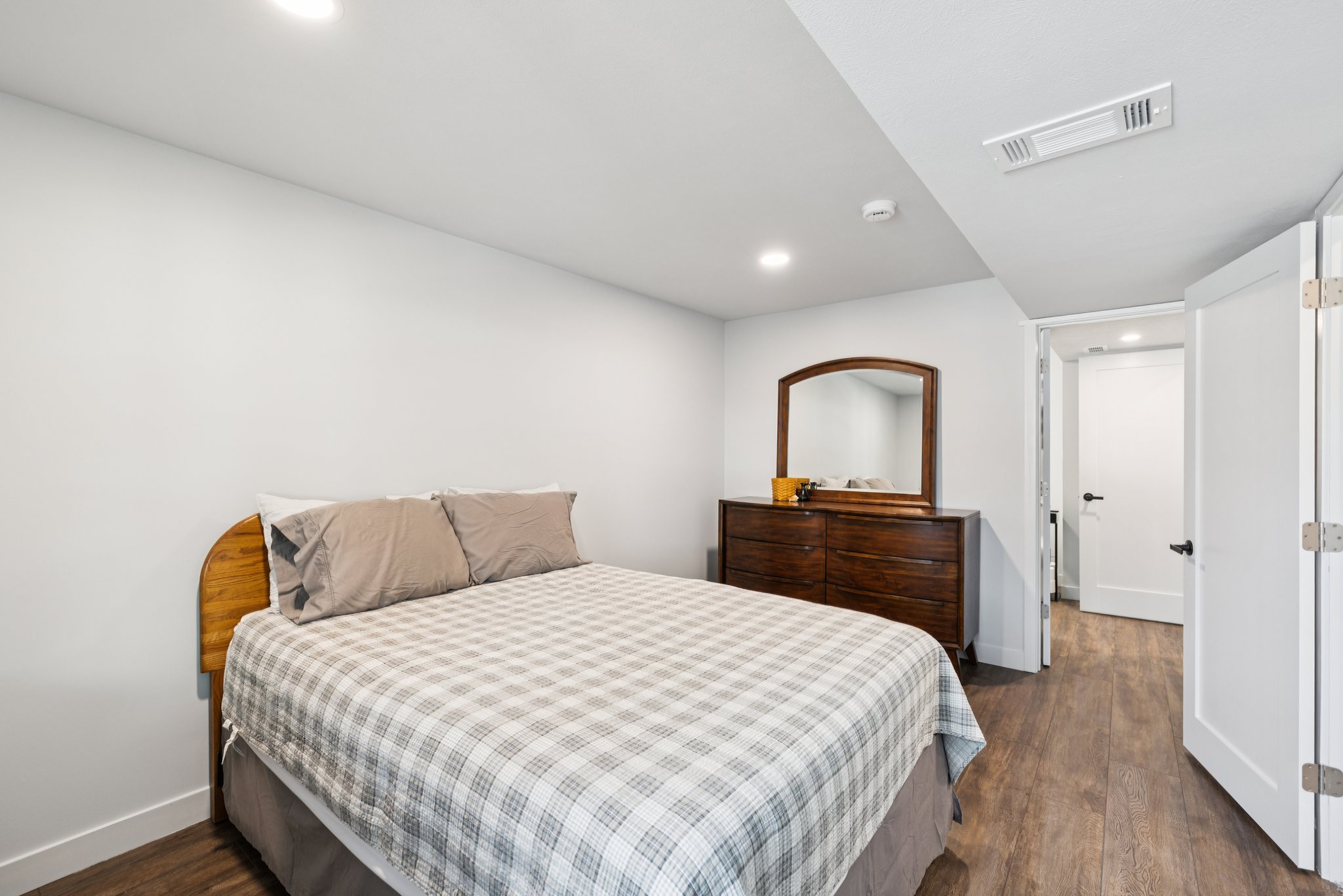 7648 - 1320 Darwin St_019.jpg