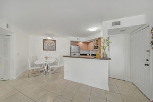 10207 Sunrise Lakes Blvd #204, Sunrise, FL 33322, US Photo 10