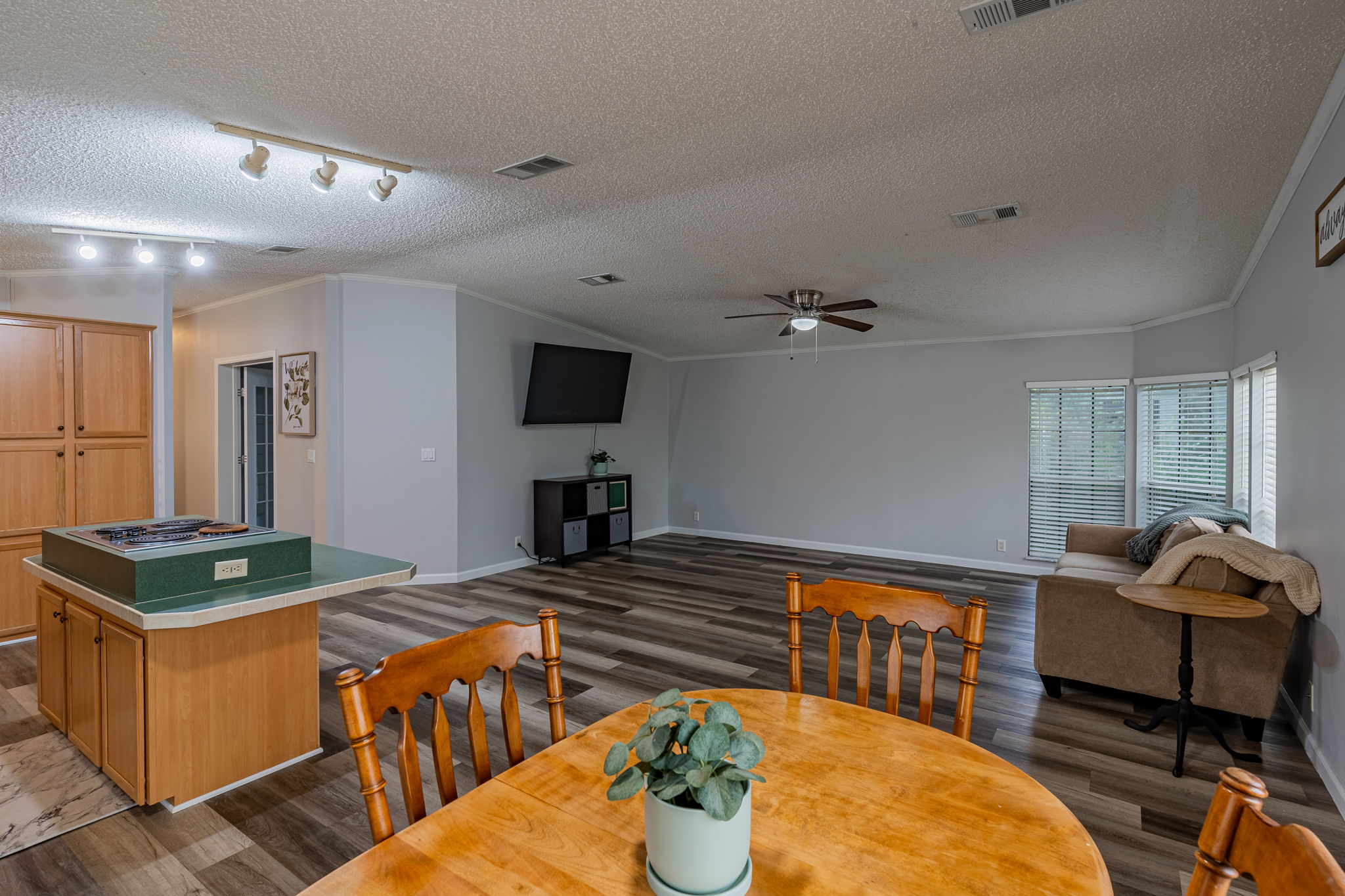 13209 Plum Lake Cir, Minneola, FL 34715 Au Courant Marketing