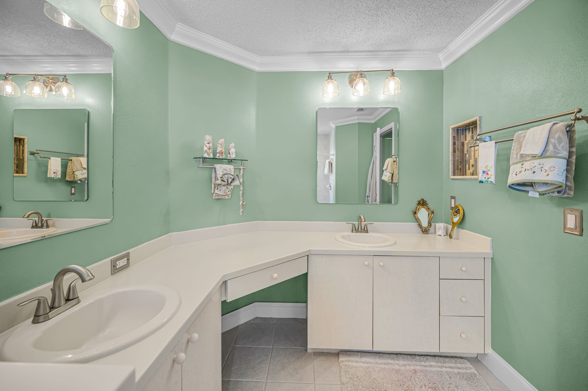 Primary Bathroom1c