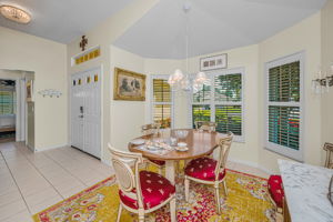 Kitchen Eat-in Area2