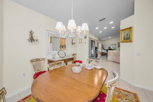 Kitchen Eat-in Area3