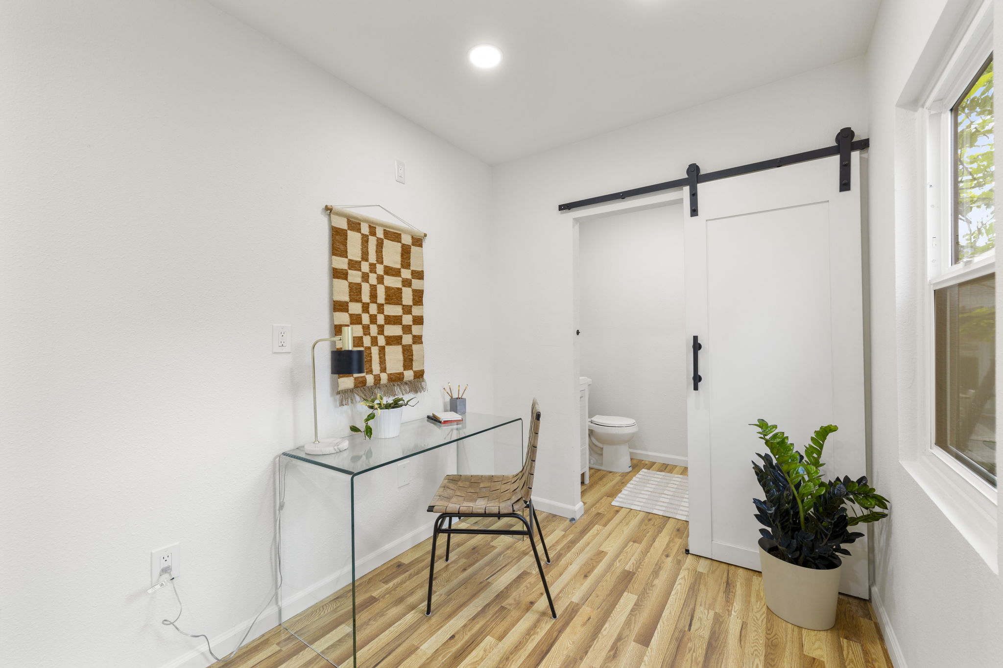 Studio w/full bath