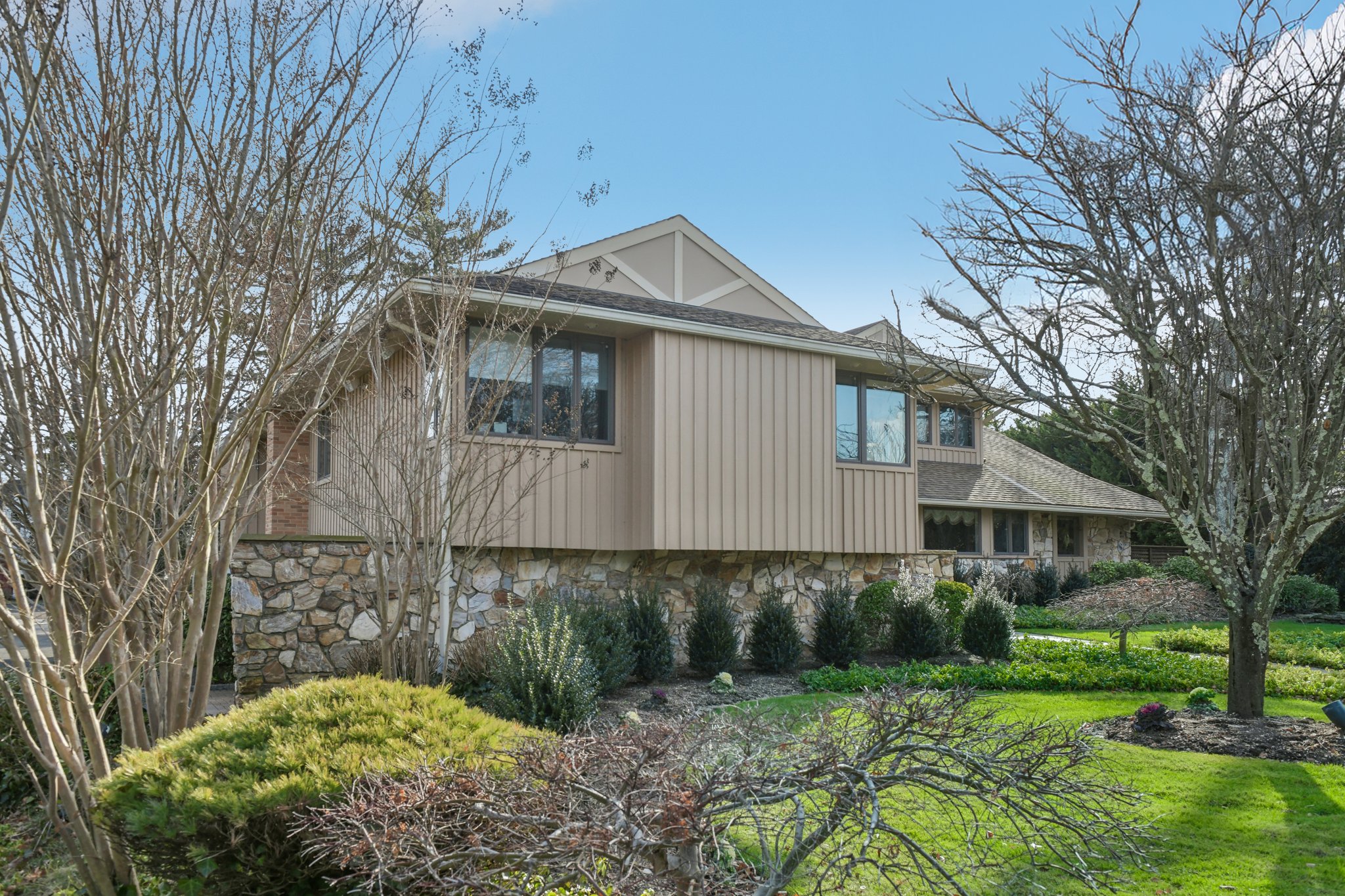 99573 - 1325 Huckleberry Ln, Hewlett, NY 11557-013-1.jpg