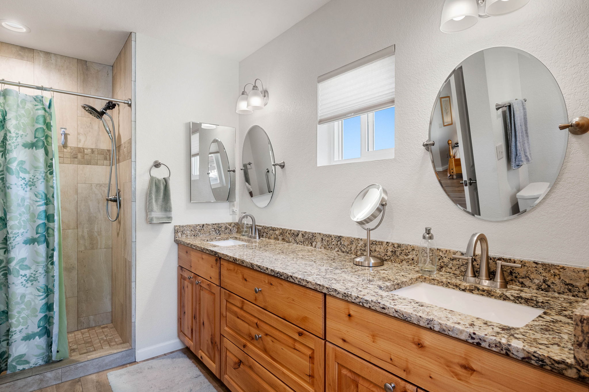 Primary Bathroom (2)