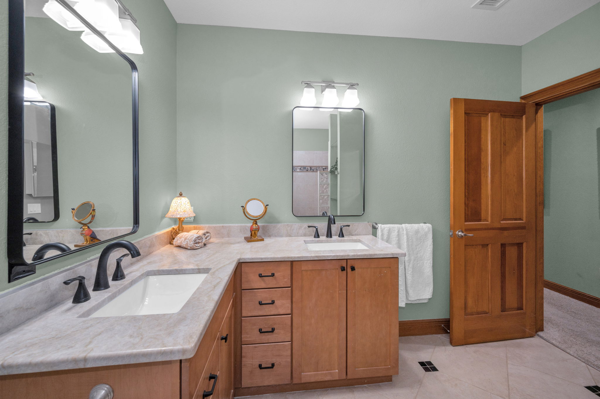 First Floor Primary Bathroom1c