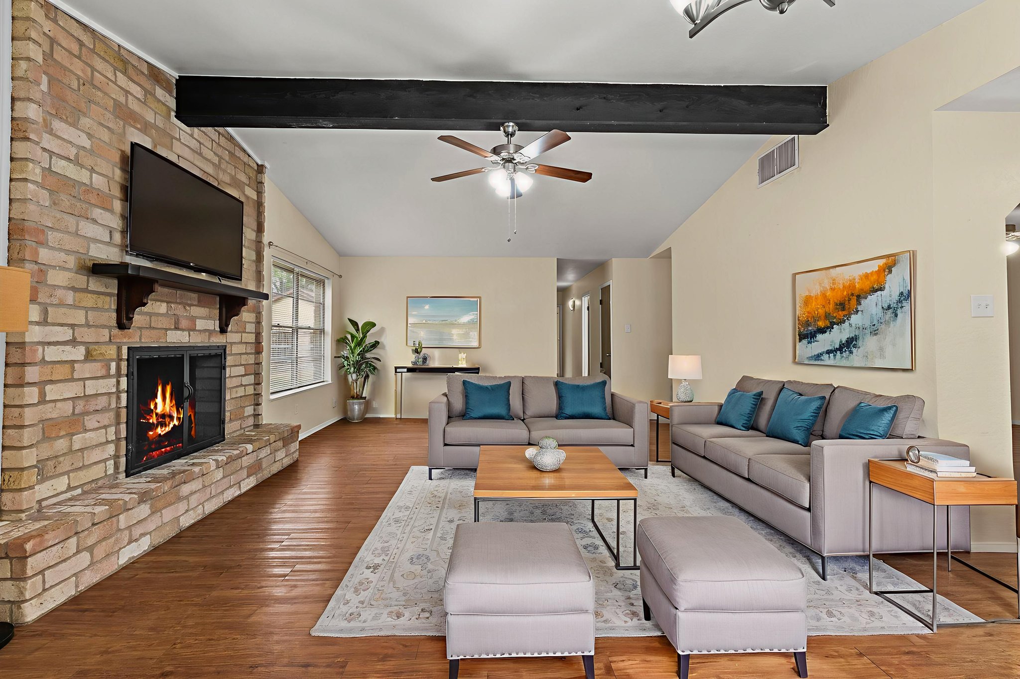 DSC08468 virtually staged.jpeg