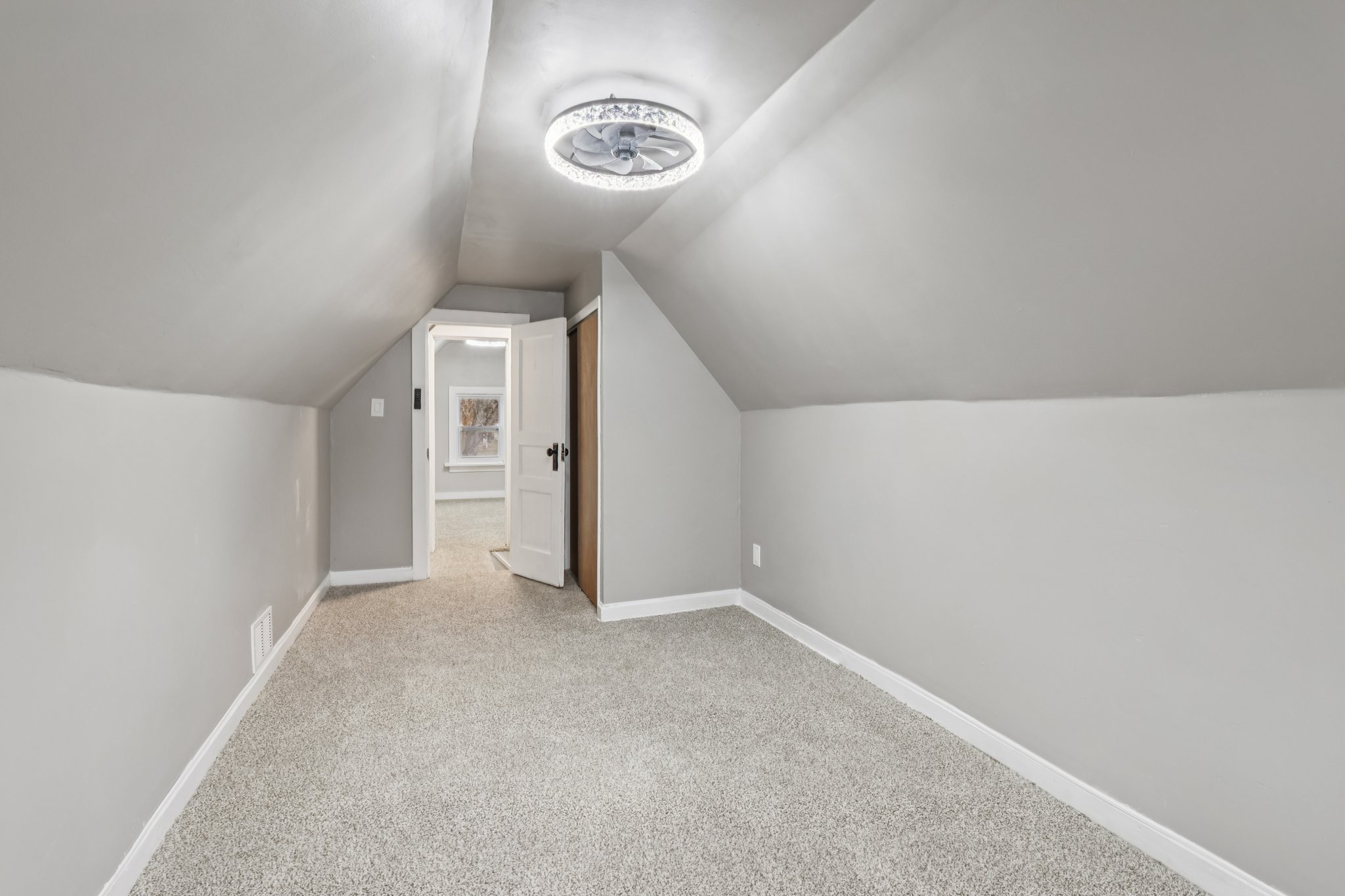 N Pearl St-S1101-028.jpg