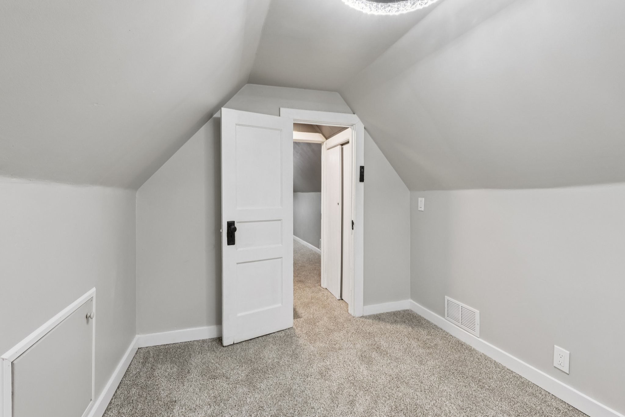 N Pearl St-S1101-032.jpg