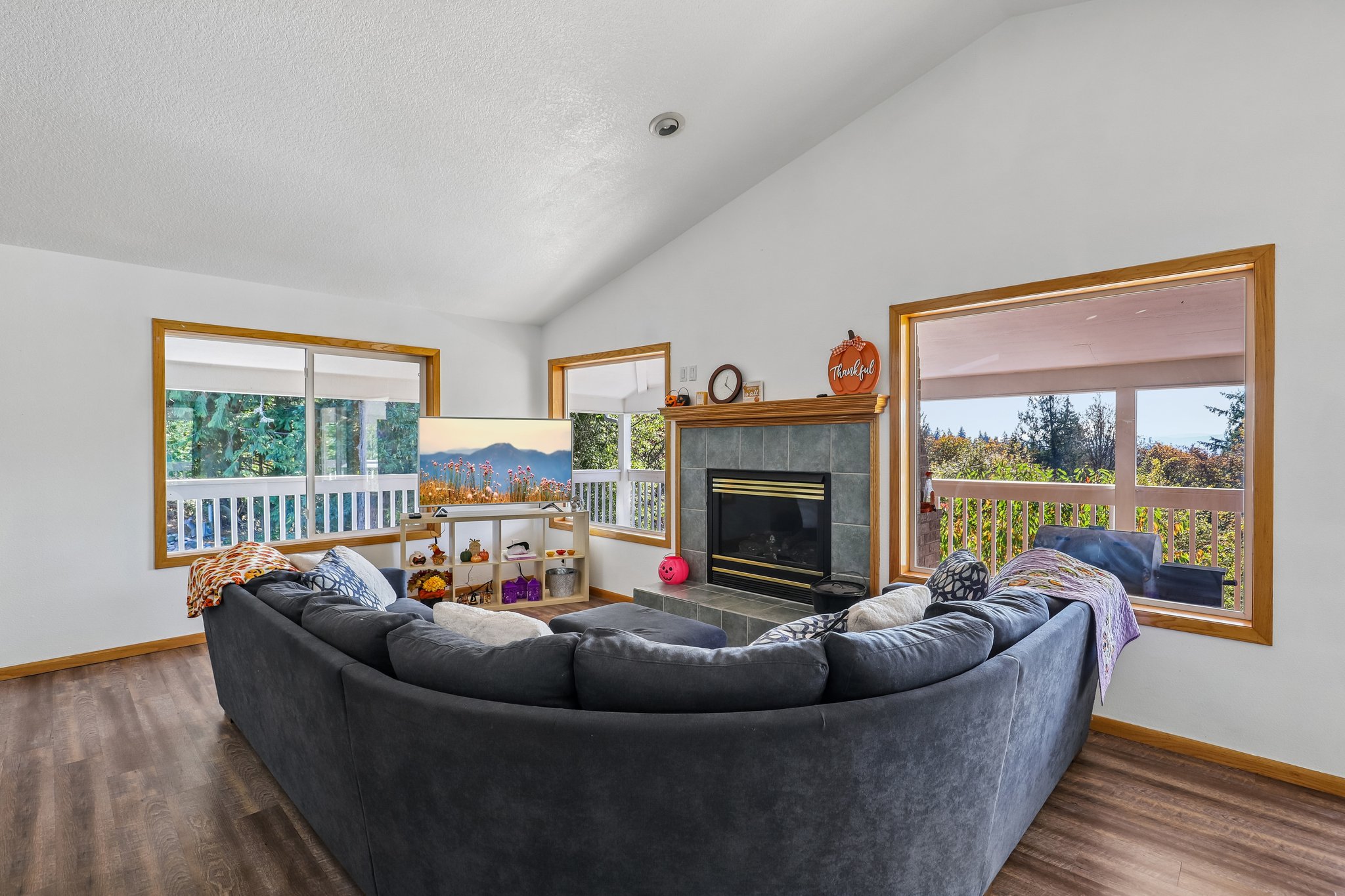 Sunnyside Dr-S2210-019.jpg
