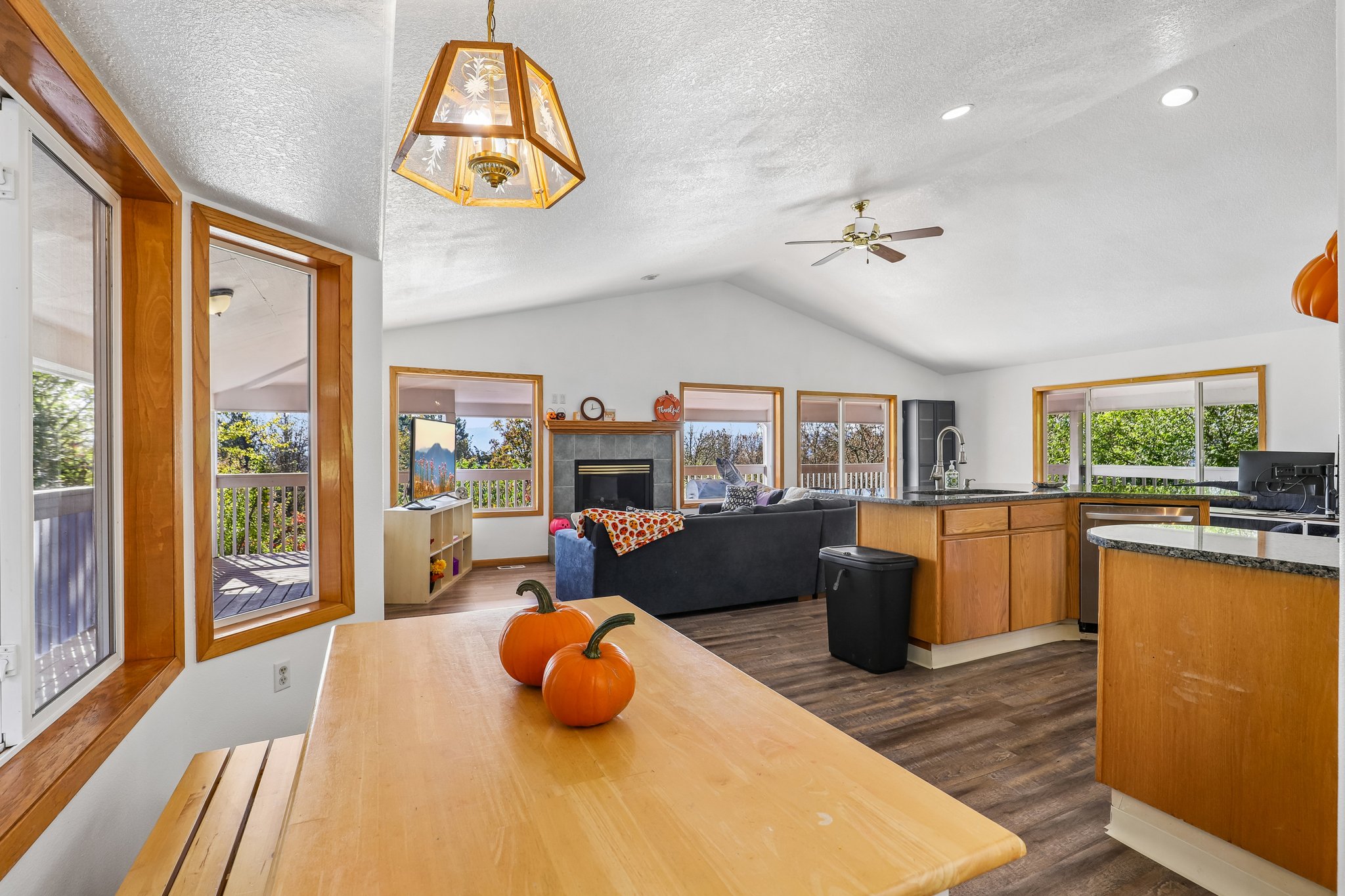Sunnyside Dr-S2210-025.jpg