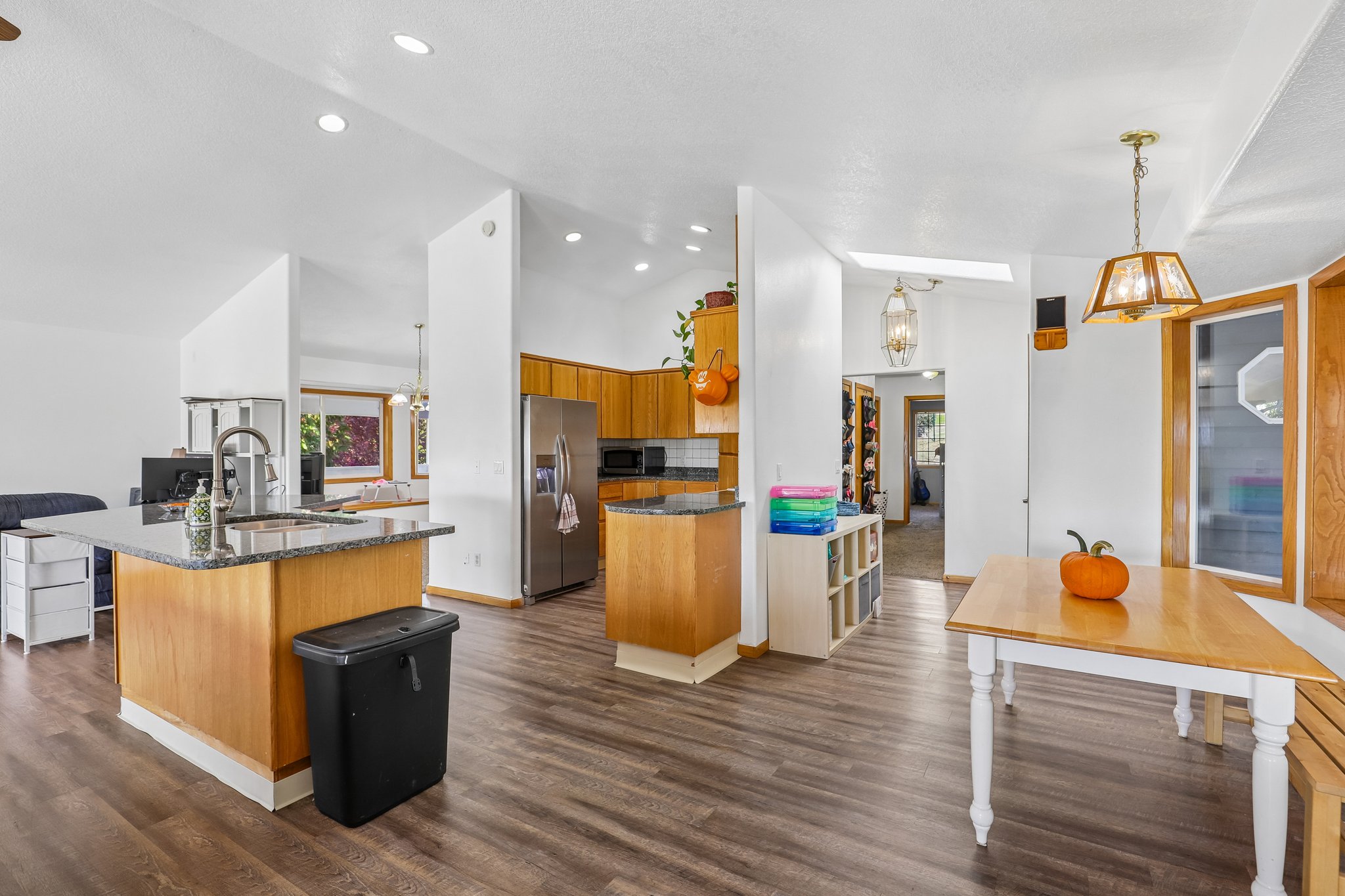 Sunnyside Dr-S2210-029.jpg