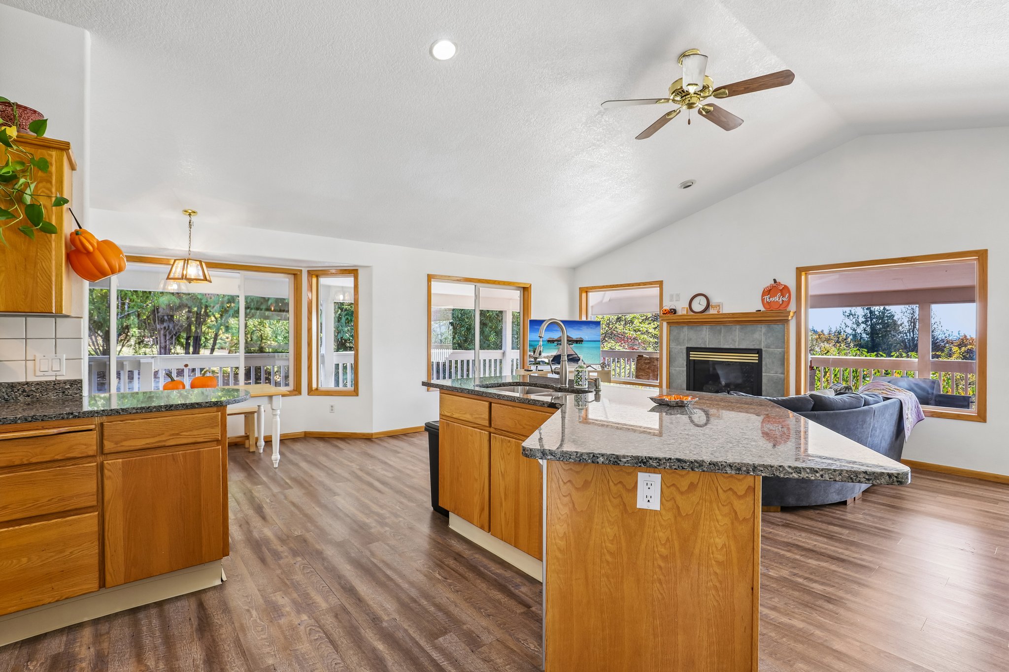 Sunnyside Dr-S2210-039.jpg