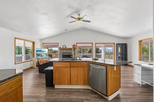 Sunnyside Dr-S2210-038.jpg