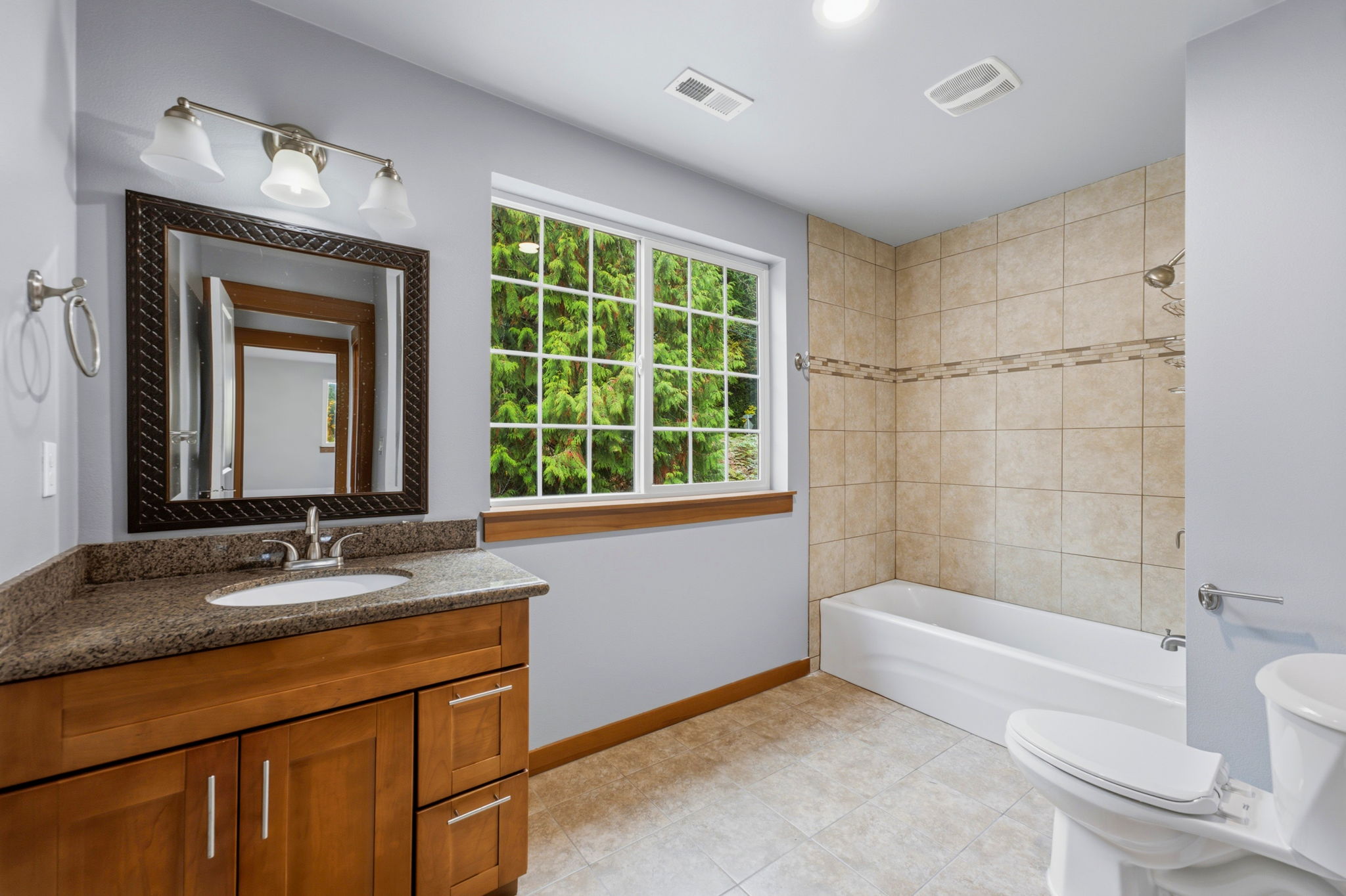 Upstairs guest bath