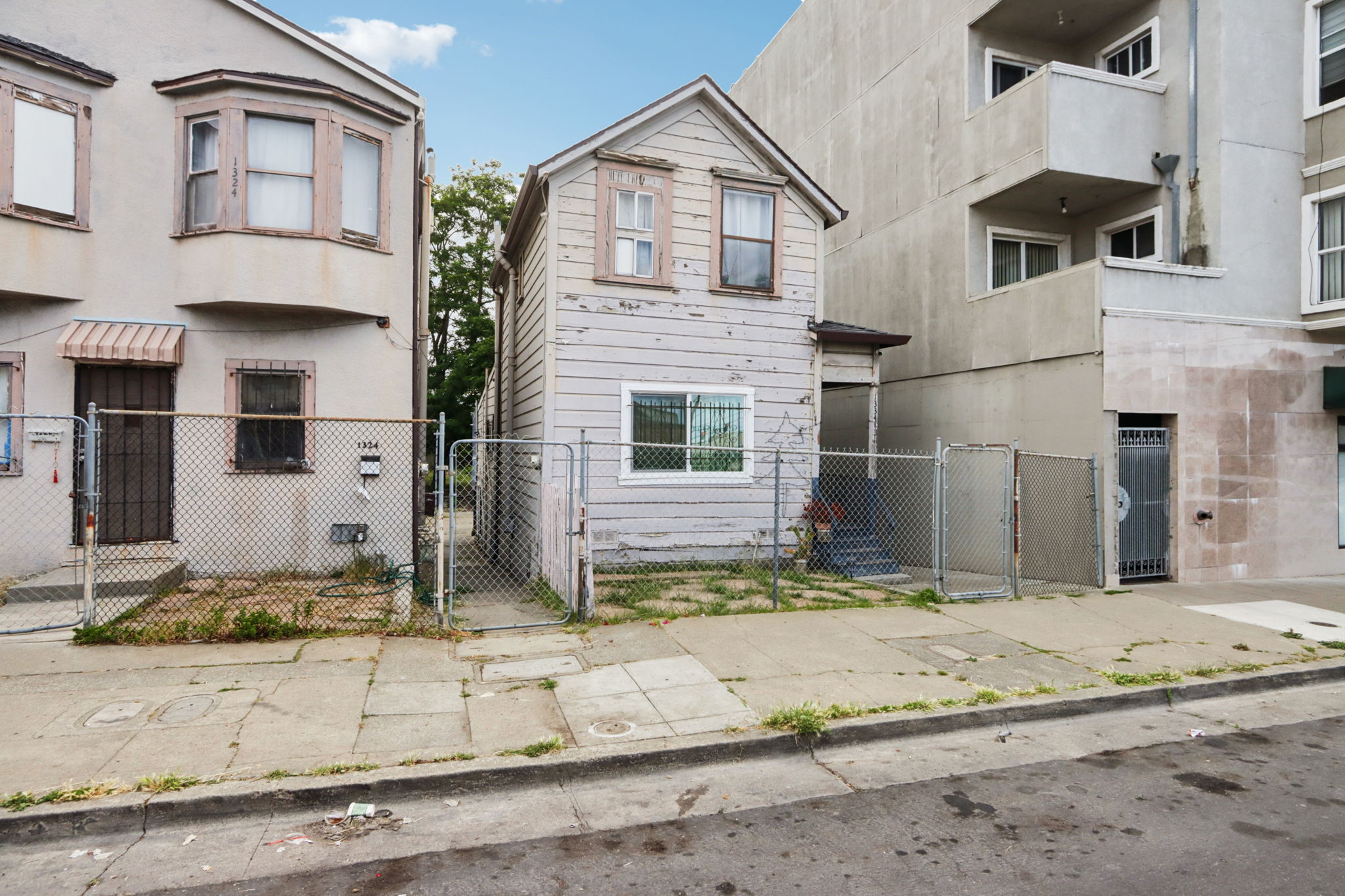 E 15th St-0606-005