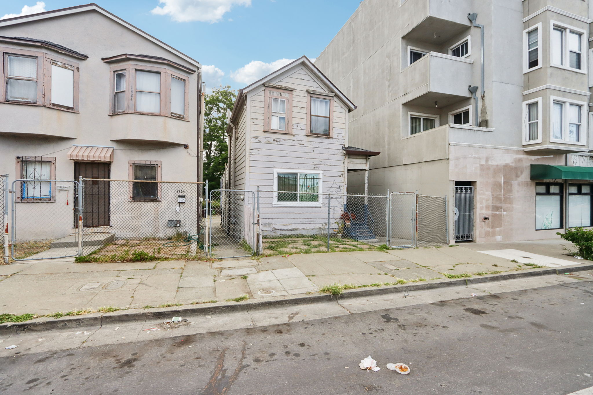 E 15th St-0606-006
