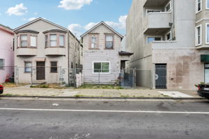 E 15th St-0606-001